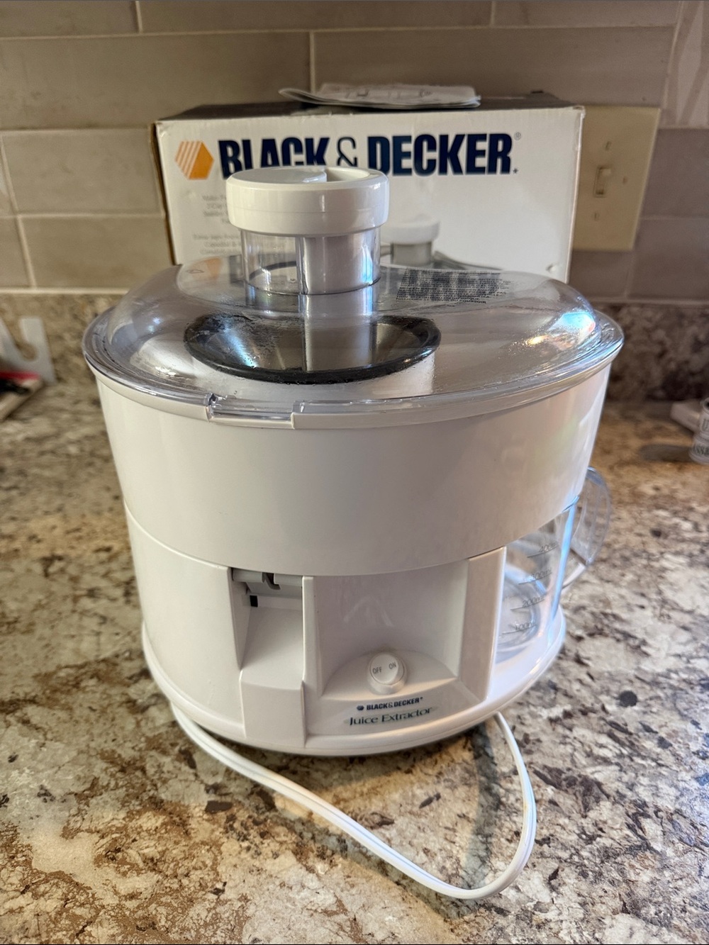 Black & Decker White Juice Extractor with Clear Lid